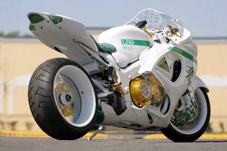 Một chiếc Suzuki Hayabusa tưởng như đơn giản, nhưng nó lại là phong cách độ đánh lừa thị giác với cặp bánh trong suốt.