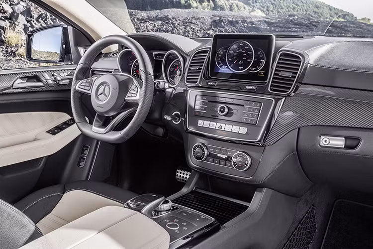 Được sinh ra với sứ mệnh thay thế lão tướng M-Class, GLE Coupe mới sẽ xuất hiện với mức giá tối thiểu từ 52,025 USD (khoảng hơn 1 tỷ đồng), trong đó đã bao gồm 925 USD phí vận chuyển.