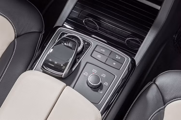 Trong khi đó, bản nâng cấp của GLE Coupe là GLE350 4Matic sử dụng hệ dẫn động 4 bánh có giá từ 54,525 USD.