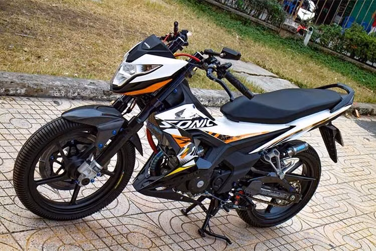 Mẫu xe máy Honda Sonic 150R là phiên bản nối tiếp thành công của thế hệ Hyper-Underbone Sonic 150 trước đây. Sở hữu thiết kế thể thao, góc cạnh, tư thế lái đậm chất Racing cùng động cơ DOHC mạnh mẽ chính là những yếu tố quyết định sự thành công của mẫu xe này.