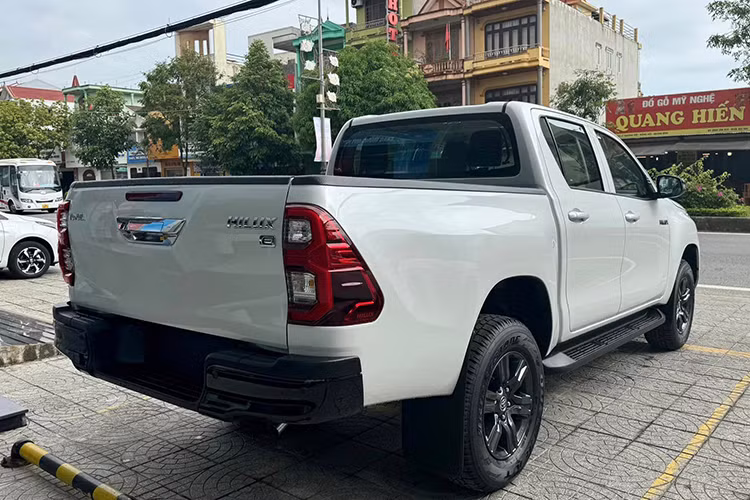 Riêng màu sơn ngoại thất trắng ngọc trai sẽ đắt hơn các màu khác 8 triệu đồng. Như vậy, Toyota Hilux 2024 mới đã chính thức quay trở lại sau hơn 2 năm ngừng bán (từ tháng 1/2022). Ở mô hình mới, Hilux đã cắt bỏ phiên bản 2.4 4x2MT. Riêng phiên bản 4x4AT Adventure được coi là đối thủ ngang tầm với Ranger Wildtrak (giá 979 triệu đồng). Xe được nhập khẩu trực tiếp từ Thái Lan.