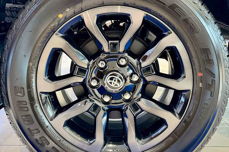 Màn ra mắt Toyota Hilux 2024 với đội hình hoàn chỉnh được dự đoán sẽ giúp Toyota cải thiện vị thế trong phân khúc xe bán tải dù thực chất đây chỉ là bản nâng cấp giữa vòng đời với nhiều thay đổi đáng chú ý. Hai phiên bản 2.4 4x2AT và 2.4 4x4MT đã có sự thay đổi diện mạo đáng kể khi sử dụng cản trước dạng tổ ong và cụm đèn sương mù đã được nâng cấp. 