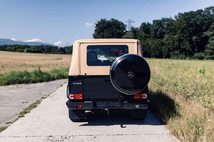 Dù đã rời nhà máy từ 8 năm trước nhưng chiếc Mercedes-Benz G500 Cabriolet Final Edition này chỉ chạy được tổng cộng 5.452 km, vì vậy tổng thể xe vẫn còn rất mới.