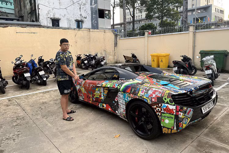 Ngày 10/7, Phan Công Khanh, 29 tuổi và Mohamach Da Pha, 27 tuổi, nhân viên Showroom K. Super, bị Công an TP HCM bắt khẩn cấp để điều tra hành vi Lừa đảo chiếm đoạt tài sản. Theo cơ quan điều tra, đầu tháng 3, chị H (ngụ quận 7) tin tưởng Khanh là người nổi tiếng nên nhờ bán giúp McLaren 650S Spider giá 10 tỷ đồng. Chiếc xe được mang đến Showroom của Khanh ký gửi, không để lại giấy tờ.