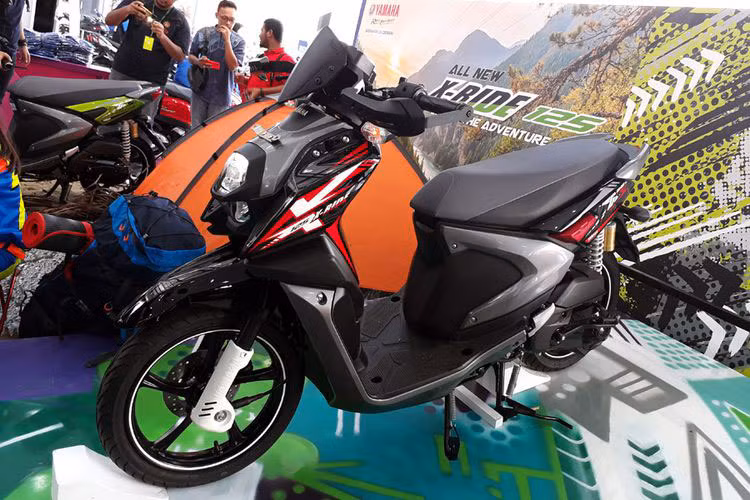 Được thiết kế hướng tới các thanh niên trẻ tuổi trong thành phố, X-Ride 125 mang kiểu dáng độc đáo, với cảm hứng lấy từ các dòng xe địa hình như enduro hay adventure. Với chiều cao yên chỉ 760 mm, khoảng sáng gầm 135 mm và trọng lượng chỉ 98 kg, chiếc xe có thể dễ dàng "leo vỉa" và xoay trở trong các con phố hẹp.