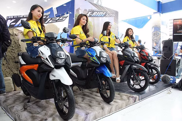 Hãng xe máy Yamaha đã từng tạo ra nhiều mẫu xe tay ga với thiết kế độc đáo, có thể kể tới như QBix, Maxam, Zuma hay X-Ride 115. Mới đây tại triển lãm Jakarta Fair ở Indonesia, hãng lại tiếp tục "phát huy" sở trường này khi tung ra dòng xe ga Yamaha X-Ride 125 phiên bản mới, thay thế cho phiên bản 115 trước đây.