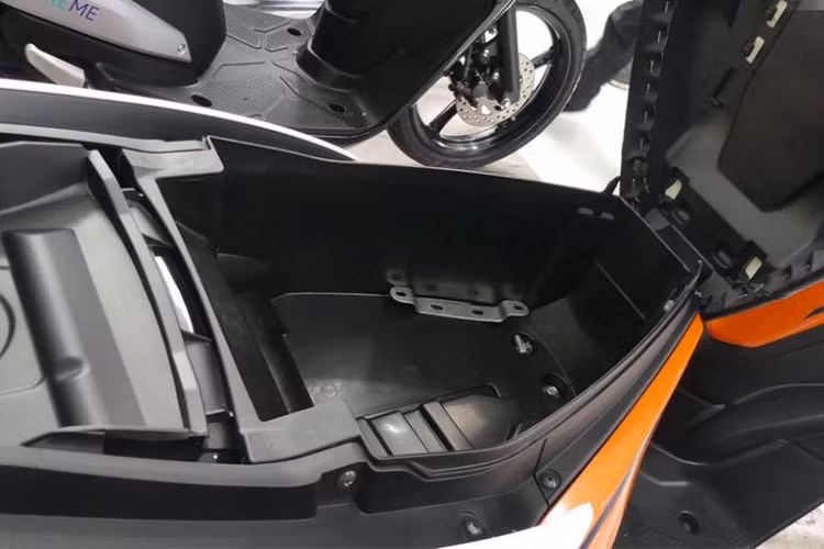 Nằm bên cạnh ổ khóa của xe là một hộc chứa đồ nhỏ, đủ chỗ chứa một số vật dụng cá nhân như găng tay hay khẩu trang. X-Ride 125 còn có một hộp chứa đồ ở phía dưới yên xe, đủ chỗ chứa 1 mũ bảo hiểm nửa đầu và một số đồ dùng nhỏ khác. Bình xăng của xe cũng được thiết kế phía sau.