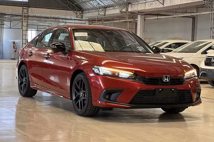 Vị trí thứ 4 thuộc về Honda Civic với doanh số giảm 23,8% xuống còn 16 xe. Đây là tháng thứ 2 liên tiếp mẫu sedan hạng C này xuất hiện trong top 10 ô tô bán kém nhất thị trường. Kết quả này trên thực tế không nằm ngoài dự đoán vì Honda Civic chuẩn bị có phiên bản nâng cấp trong tháng 10/2024 này.