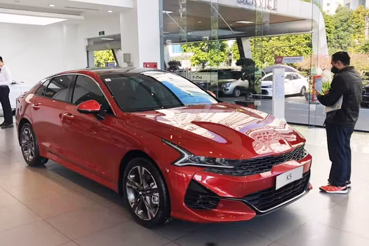 Tiếp theo là Kia K5 với doanh số chỉ đạt 20 xe, tăng 42,8%. Trong vài tháng trở lại đây, mẫu xe Hàn Quốc này liên tục góp mặt trong top 10 ô tô bán kém nhất thị trường và tháng 9/2024 cũng không phải ngoại lệ. Điều này một lần nữa cho thấy rõ sự thất thế của phân khúc sedan cỡ D tại thị trường Việt Nam.