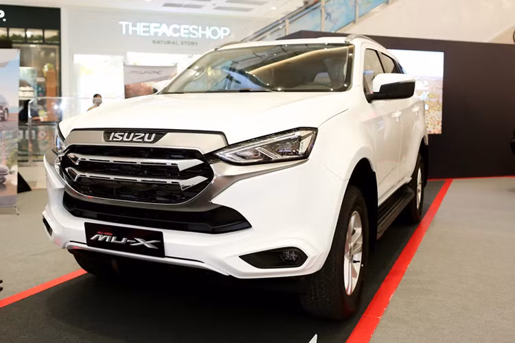 Đứng ở vị trí thứ 6 là Isuzu mu-X với 36 xe bán ra, tăng trưởng 80%. Cũng như Honda Accord, Isuzu mu-X là thành viên kỳ cựu của top 10 xe bán kém nhất thị trường do thiết kế kém nịnh mắt và trang bị chưa thực sự hấp dẫn.