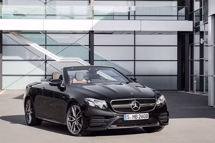 Cụ thể, bản tiêu chuẩn Mercedes-Benz E300 2019 sẽ vẫn giữ nguyên công suất động cơ. Xe được trang bị động cơ 4 xy-lanh thẳng hàng tăng áp cho công suất 241 mã lực và mô men xoắn 369 Nm.