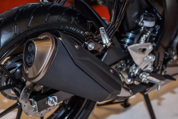 Đồng hồ của xe được hãng xe máy Suzuki trang bị loại kỹ thuật số hiện đại, hiển thị các thông tin như vòng tua máy, vận tốc, cấp số, hành trình và lượng xăng trên màn hình lcd đơn sắc. Bình xăng có dung tích khá lớn là 11 lít, bảo đảm cho xe chạy được khoảng 200km trước khi phải đồ xăng.