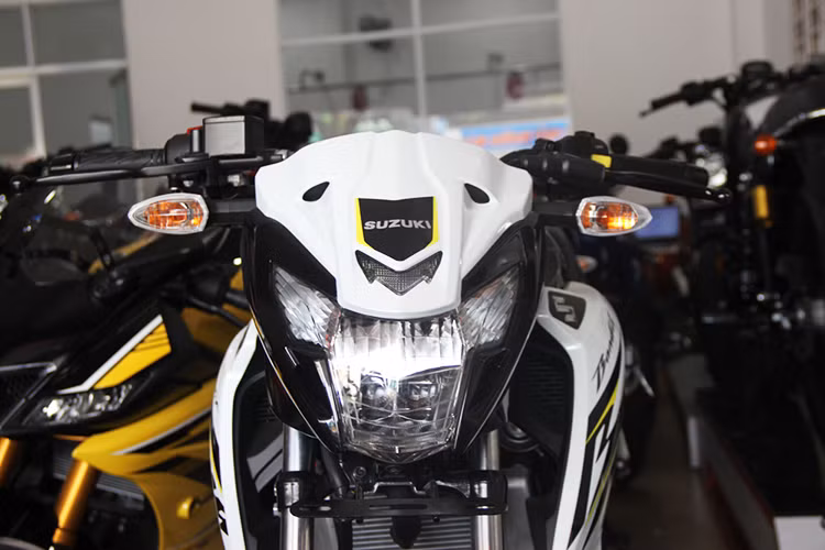 Được định vị thấp hơn đàn anh Suzuki GSX-S150 đang được phan phối chính hãng tại thị trường xe máy Việt Nam, mẫu GSX150 Bandit sở hữu thiết kế naked bike với thân xe gọn gàng, tay lái cao, yên xe liền mảnh, giúp người điều khiển có tư thế ngồi thoải mái. 