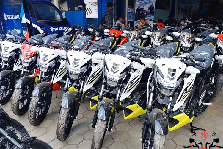 Với mức bán 68 triệu đồng được nhà phân phối tư nhân đưa ra, giá xe Suzuki GSX150 Bandit mới chỉ thấp hơn khoảng 1 triệu đồng so với mẫu GSX-S150 đang được phân phối chính hãng bởi Suzuki Việt Nam.