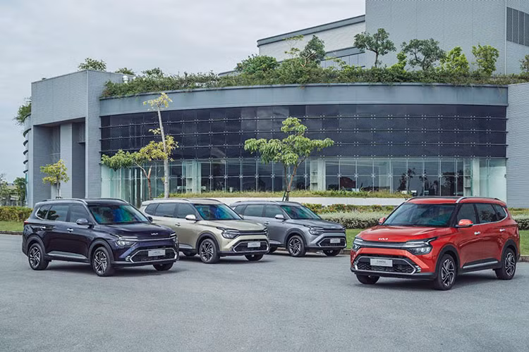 KIA Carens 2023 tai Viet Nam gia “chat”, doanh so co bet bat nhu Rondo?