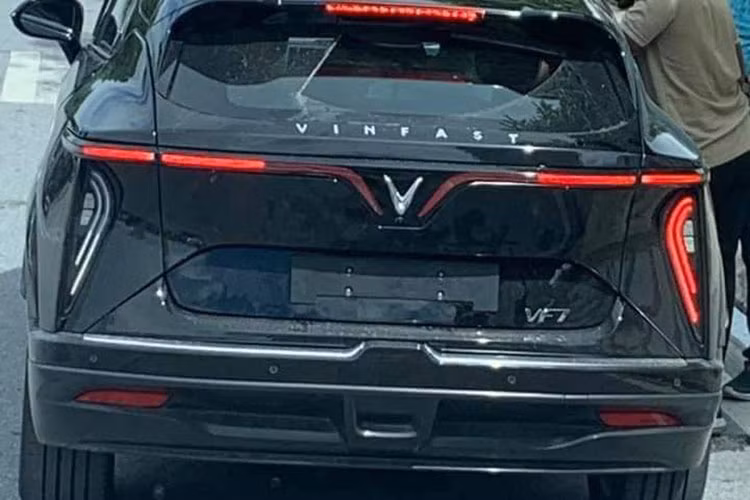 Các phiên bản Eco và Plus của VinFast VF7 có chút khác biệt ở ngoại hình, nhưng không thay đổi nhiều so với bản concept từng được trưng bày tại các triển lãm quốc tế Los Angeles 2022 hay CES 2023, cũng như "VinFast - Vì tương lai xanh" tại Việt Nam thời gian vừa qua.