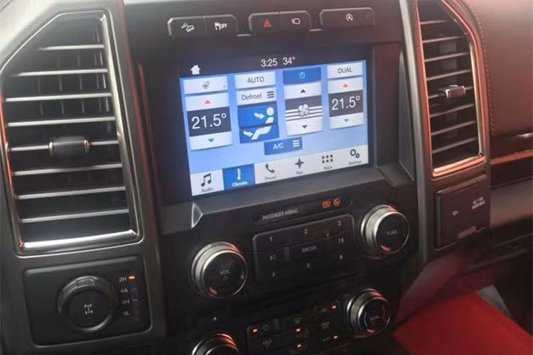 Bên trong mẫu xe Ford F-150 Raptor mới này được trang bị hệ thống thông tin giải trí SYNC 3 tích hợp thêm cả định vị, ghế người lái chỉnh điện 10 hướng. Phía sau vô-lăng ngoài 2 màn hình thể hiện tốc độ và vòng tua máy quen thuộc còn có thêm màn hình kỹ thuật số. Ngoài ra, xe còn có một màn hình giải trí đặt ở giữa bảng điều khiển trung tâm.