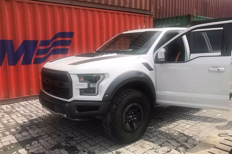 Siêu bán tải Ford F-150 Raptor về Việt Nam được trang bị khối động cơ EcoBoost V6, tăng áp, dung tích 3.5 lít, sản sinh công suất tối đa 450 mã lực và mô-men xoắn cực đại 692 Nm. Sức mạnh của F-150 Raptor được truyền tới cả 4 bánh thông qua hộp số tự động 10 cấp. 