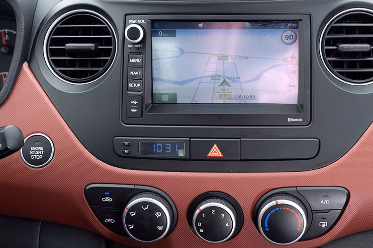 Hyundai Grand i10 với hai phiên bản sedan &amp; hatchback được trang bị lựa chọn động cơ xăng 4 xi-lanh thẳng hàng, nạp khí tự nhiên Kappa 1.0l (66 mã lực/90 Nm) và 1.2l (87 mã lực/120 Nm) với hệ thống van biến thiên. Tùy từng phiên bản, xe sẽ sở hữu hộp số sàn 5 cấp hoặc tự động 4 cấp. Mọi phiên bản Grand i10 2017 tại Việt Nam đều dẫn động cầu trước.