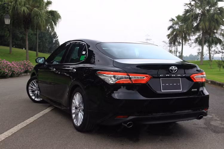 Về thiết kế, Toyota Camry 2019 được phát triển dựa trên cơ sở gầm bệ TNGA mới. Kéo theo đó là những thay đổi về kích thước tổng thể: chiều dài tăng 35 mm và chiều rộng tăng 15 mm so với trước đây. Bên cạnh đó, chiều dài cơ sở cũng tăng thêm 50 mm hứa hẹn một không gian nội thất rộng rãi, thoải mái hơn.