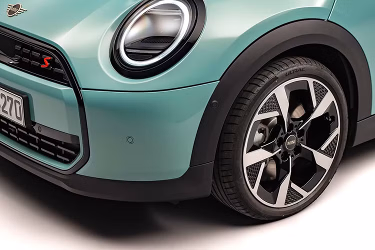 Cung cấp sức mạnh cho Mini bản xăng là hai tùy chọn động cơ gồm: Cooper C 1.5 tăng áp sản sinh công suất 154 mã lực, mô-men xoắn cực đại 230 Nm và bản Cooper S 2.0 sản sinh công suất 201 mã lực, mô-men xoắn cực đại 300 Nm.