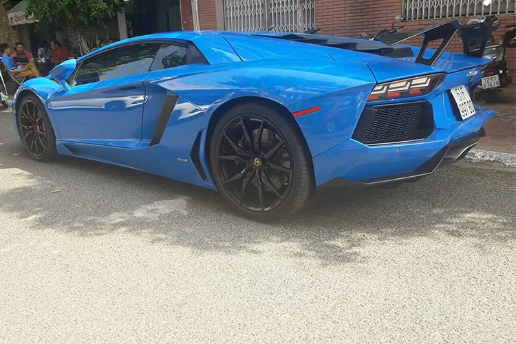 Siêu xe Lamborghini Aventador LP700-4 màu xanh Lemans này từng thuộc sở hữu của một người chơi xe kín tiếng tại quận 2, TP HCM. Xe đã được độ lại một số chi tiết ở ngoại thất. Chẳng hạn như cánh gió đuôi cỡ lớn cố định bằng sợi carbon của Novitec. Ngoài ra, còn có "dàn chân" mới của hãng độ PUR Aero mang mã Gloss Anthracite RS05