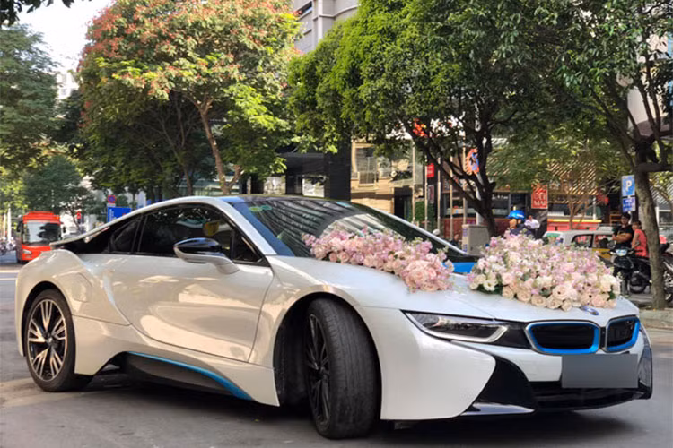 Từng gây sốt vào năm 2015, BMW i8 nhanh chóng gây được ấn tượng mạnh khi thiết kế của xe áp dụng công nghệ chế tạo module với vật liệu sợi carbon cường lực, thép và kính cường lực Gorilla Class, bên cạnh đó là tích hợp hệ thống động cơ Hybrid tiên tiến và đèn pha Laser "đỉnh".