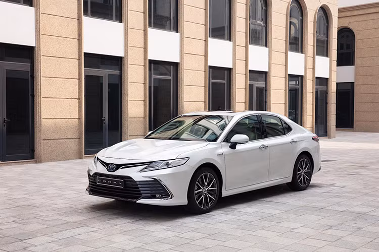 Sau Toyota Corolla Cross, Camry là mẫu xe tiếp theo được Toyota giới thiệu phiên bản Hybrid tự sạc điện tại thị trường Việt Nam. Phiên bản Hybrid 2.5 HV mang đến khả năng tăng tốc mạnh mẽ, êm ái, không chỉ tiết kiệm nhiên liệu tối ưu mà còn góp phần bảo vệ môi trường.