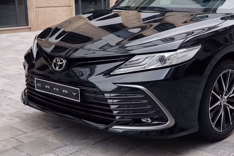 Kể từ khi ra mắt vào năm 1983, Camry trở thành mẫu xe sedan phổ biến nhất trên thế giới với khoảng 21,4 triệu chiếc bán ra trên toàn cầu (tính đến hết năm 2020) và được mệnh danh là “Vua của các dòng xe sedan”. Không ngoại lệ, tại Việt Nam, Toyota Camry là mẫu xe sedan danh tiếng hàng đầu về chất lượng, đẳng cấp mang đến niềm tự hào cho chủ sở hữu.