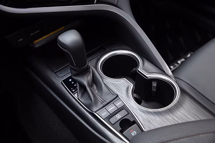 Camry mới tiếp tục được phát triển trên nền tảng TNGA - duy trì độ bám đường, đồng thời tăng cường sự ổn định và cân bằng khi lái cũng như sự linh hoạt và mở rộng tầm nhìn cho người lái.