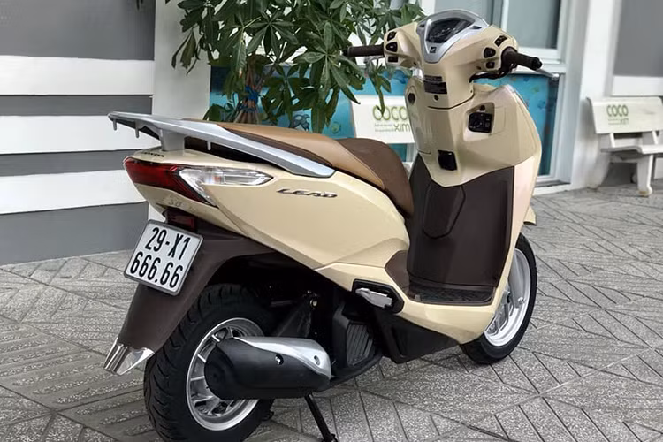 Mới đây, một chiếc xe tay ga Honda Lead mang biển số Hà Nội cực đẹp (29X1 66.666 - ngũ quý 6) lưu lạc đến tận Sài Gòn và được một dân chơi xe máy biển độc chào bán với giá 148 triệu đồng. Mức giá này được xem là cao gấp nhiều lần xe mới, giá xe Honda Lead mới tại Việt Nam hiện được niêm yết từ khoảng 37,5 triệu đồng. 