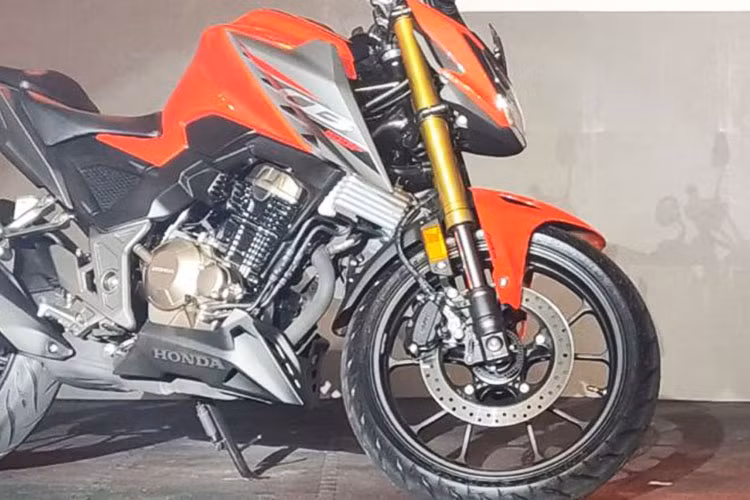 Trang bị tiêu chuẩn của Honda CB300F bao gồm cặp phuộc trước hành trình ngược với vỏ phuộc màu vàng bắt mắt, trong khi đó giảm xóc sau là loại lò xo trụ đơn. Cuối cùng, Honda CB300F còn được trang bị hệ thống kiểm soát lực kéo HSTC giúp chống trượt bánh sau.