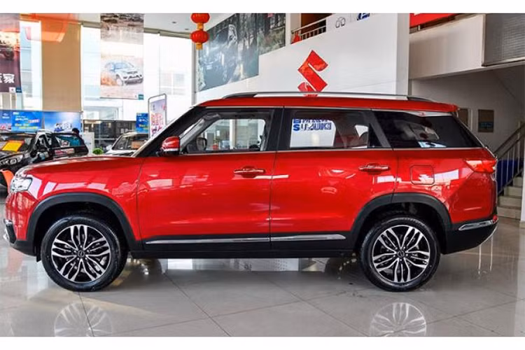 Sau hàng loạt các sản phẩm "nhái" như Landwind X7, Zotye T800..., khiến Land Rover phải đau đầu thì mới đây, lại thêm chiếc xe Changhe Q7 mới của thương hiệu BAIC tại Trung Quốc từng được giới thiệu vào năm ngoái lại chính thức được tung ra thị trường. Chiếc xe này mang đậm phong cách xe SUV Range Rover Sport.