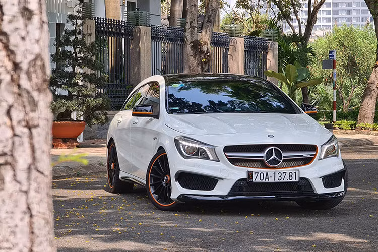 Để tiếp nối thành công của A45 AMG, CLA 45 AMG và GLA 45 AMG, Mercedes-Benz đã tung ra CLA 45 AMG Shooting Brake, mẫu xe "nhỏ nhưng có võ" thứ tư của hãng. Xe được xây dựng trên khung sườn cũng như máy móc của chiếc sedan thể thao CLA 45 AMG, tuy nhiên phần đuôi được làm kiểu hatchback nhằm tăng thêm không gian chứa đồ và tăng tính tiện dụng.