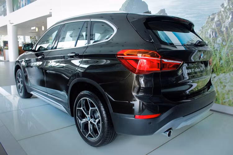 Ngoài ra, BMW X1 sDrive 18i 2018 còn được trang bị đèn LED chiếu sáng tự động. Cụm đèn hậu phía sau cũng sử dụng bóng LED và có thiết kế sắc nét, ôm theo vóc dáng của xe. Ở phía sau, phần đuôi của X1 một lần nữa lại gợi nhớ tới chiếc X5 với các chi tiết được sắp xếp tương tự.
