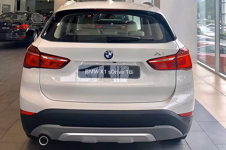 Giá BMW X1 sDrive 18i 2018 khởi điểm từ 1,829 tỷ đồng tại Việt Nam và được phân phối chính hãng từ Thaco. Nếu so với người anh em X2, BMW X1 sDrive 18i 2018 đang bán ra chính hãng ở nước ta, mẫu xe mới này rẻ hơn 310 triệu đồng nhưng lại đắt hơn bản cũ khoảng 141 triệu đồng.
