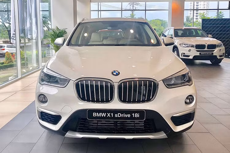 Các đối thủ trực tiếp của BMW X1 là Audi Q3, Mercedes-Benz GLA và Lexus NX. Tại Việt Nam, Q3 đang có giá từ 1,76 tỷ đồng, trong khi GLA có giá chỉ từ 1,62 tỷ đồng, còn Lexus NX300 có giá lên tới 2,44 tỷ đồng. Chính vì vậy, sự có mặt của BMW X1 xLine 2018 chắc chắn sẽ khiến phân khúc cỡ nhỏ ở Việt Nam sôi động hơn. 