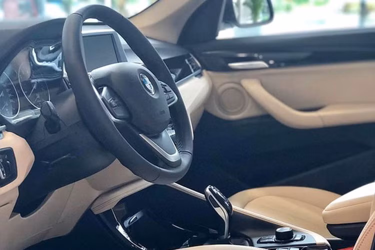 Ngoài ra, xe còn sở hữu hệ thống thông tin giải trí qua màn hình 6,5 inch nghiêng về phía người lái, điều hoà tự động 2 vùng độc lập và gương chiếu hậu chống chói (ngoài lẫn trong) cũng là các tính năng tiêu chuẩn của mẫu SUV cỡ nhỏ BMW X1 xLine 2018 mới.