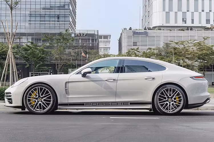 Hiện ODO của xe Porsche Panamera Turbo S đã qua sử dụng này theo người bán đăng tải là 1.800 km. Người này cũng cho biết, xe được mua thêm option chính hãng 1,8 tỷ đồng và thời điểm chủ cũ mua vào, xe có giá khoảng gần 16 tỷ đồng.