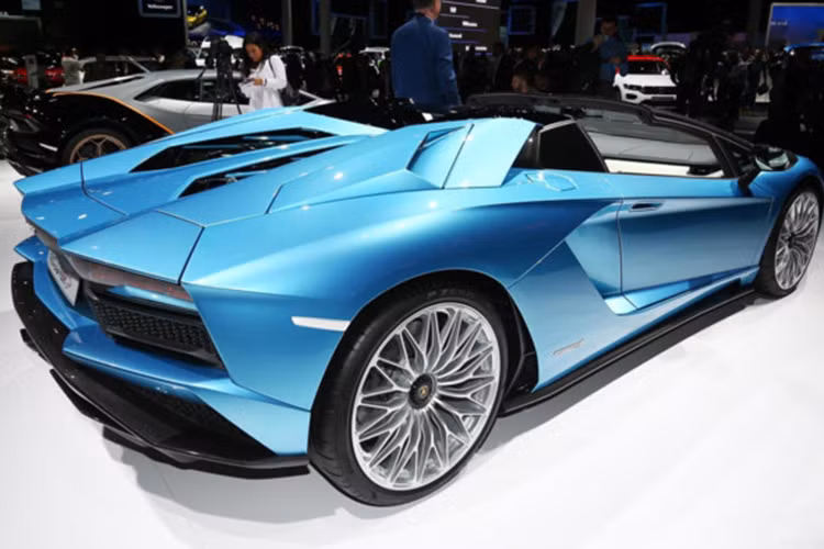 Việc loại bỏ phần mui cố định Roadster sẽ có trọng lượng nhỏ hơn phiên bản coupe 50 kg. Nó chỉ cần 3,0 giây để bứt tốc từ 0-100km/h trước khi tốc độ tối đa là 350 km/h. Sức mạnh của siêu xe đến từ động cơ V12 6.5 lít có thể sản sinh công suất 730 mã lực và mô men xoắn cực đại 690 Nm.