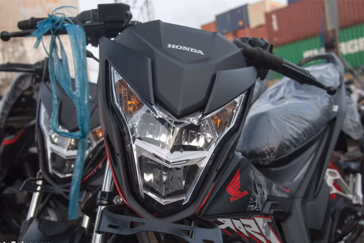 Trên phiên bản mới, mẫu xe underbone côn tay mới của hãng xe máy Honda vẫn sở hữu thiết kế đèn pha đa diện hai tầng, tích hợp luôn đèn xi-nhan. Đèn pha sử dụng công nghệ LED và mặc định luôn sáng, do đó trên tay lái không có công tắc tắt, mở như những chiếc "xế nổ" khác.