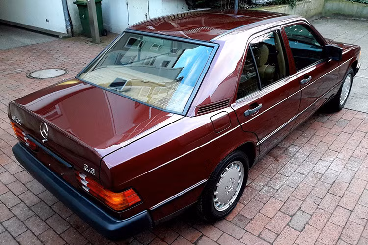 Tuy nhiên, hiện chiếc xe đặc biệt này lại đang có mặt tại quê nhà Đức. Giá xe Mercedes-Benz 190E hiện đang được rao bán lên tới 49.900 Euro (tương đương khoảng 1,29 tỷ đồng) - khá cao nhưng đáng để cho những người yêu xe Mercedes-Benz sưu tầm.