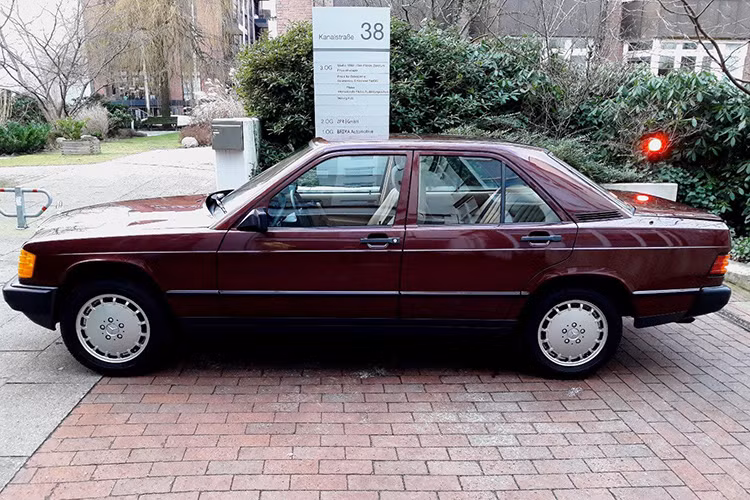 Mercedes-Benz 190 mang lại cho thương hiệu ngôi sao 3 cánh nhiều khách hàng cũng như cơ hộ mở rộng tên tuổi nhanh chóng. Theo thông báo tại thời điểm đó, có tới hơn 1,8 triệu chiếc Mercedes-Ben 190 được bán ra trên toàn thế giới từ năm 1982 đến tháng 4/1993.