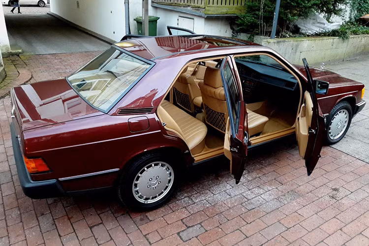 Mercedes 190E 2.3 Automatic không phải là một biến thể đặc biệt của dòng 190, vì nó vẫn sở hữu động cơ 2.3 lít 4 xi-lanh cho 134 mã lực, nhưng nó lại là "của quý" vì mới đi được 499km từ ngày xuất xưởng cho đến nay. Về cơ bản, chiếc xe "33 tuổi" này vẫn còn rất mới.