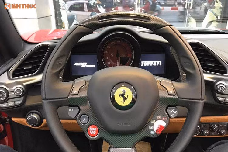 Siêu xe Ferrari 488 GTB Spider được trang bị hệ thống giải trí mới Digital Audio Broadcasting (DAB) kết hợp cùng với các ứng dụng mới nhất hiện nay như Apple CarPlay, hệ thống âm thanh cao cấp của JBL-Harman gồm 12 loa có công suất 1.280 Watt... Bên cạnh đó, ngay trên vô-lăng của xe cũng có nút khởi động rất tiện dụng.