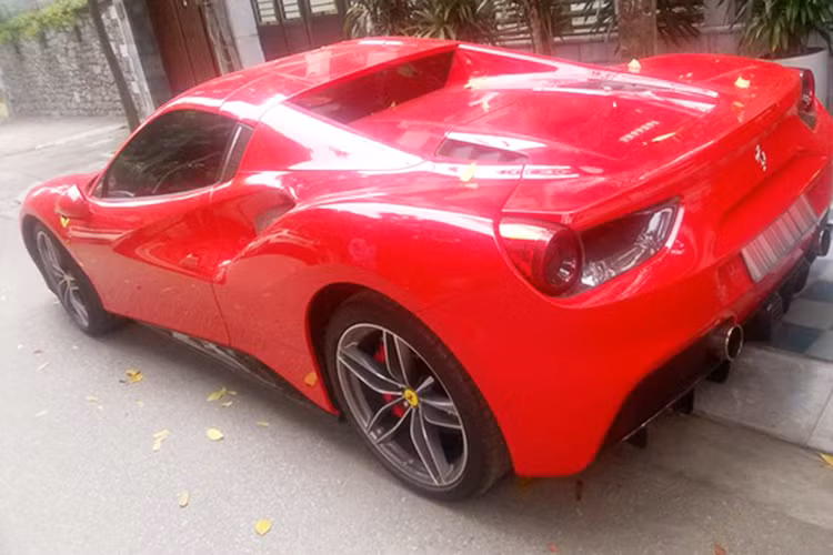 Về thiết kế tổng thể, siêu xe Ferrari 488 GTB Spider có ngoại hình khoẻ khoắn và được hãng siêu xe Ý gọt bỏ bớt những đường cong mềm mại như đàn anh 458 Italia. Thay vào đó là những nét cắt thẳng đứng đầy góc cạnh. Nhìn tổng thể, 488 Spider không có nhiều khác biệt so với phiên bản Coupe từng xuất hiện tại thị trường Việt Nam.