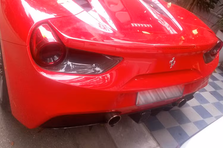 Cản trước của xe được chia làm 3 khoang riêng biệt, cụm đèn pha trước được sử dụng hệ thống đèn LED cường độ cao nhằm tăng độ sáng. Ngoài ra, 2 hốc gió cỡ lớn bên hông kết hợp cùng những đường gân nổi mang đến ngoại hình dữ dằn - đuôi xe nổi bật với bộ cản va sau thiết kể thể thao được tinh giản đường nét, gọn gàng hơn so với 458.