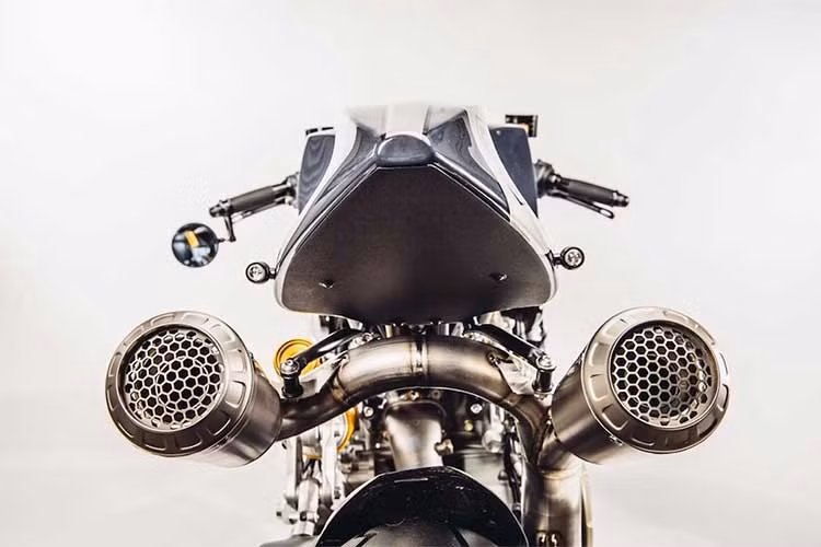 Ducati Panigale R có thiết kế không khung độc đáo - động cơ là điểm chịu lực chính đồng thời là điểm gắn cổ xe và khung phụ phía sau, chính vì vậy phần đuôi xe cũng đã được Raphael tự thiết kế, với gò khí động học đặc trưng của cafe racer cổ điển trong khi vuốt nhọn về phía sau như những chiếc KTM Duke hiện đại.