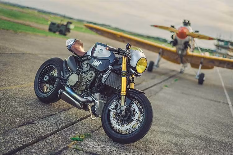 Bản độ Ducati Panigale R này đã gây chấn động Thế giới xe độ trong năm 2017 vừa qua, khi đại diện cho lối suy nghĩ thoát khỏi lối mòn. Do dựa trên Panigale R, Cá mập xanh vẫn giữ lại hiệu năng của một superbike đẳng cấp Thế giới, trong khi có kiểu dáng tân hoài cổ đầy phong cách.