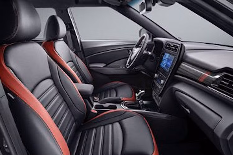 Với bảng đồng hồ mới, các nhà thiết kế của Ssangyong cũng thiết kế lại cho Tivoli bảng táp-lô cùng bảng điều khiển trung tâm mới, với các nút bấm trông sang trọng hơn. Tuy nhiên vô-lăng của chiếc xe vẫn giữ nguyên của phiên bản cũ.